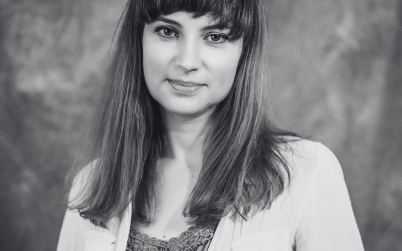 <p>Jestem absolwentką Akademii Sztuk Teatralnych we Wrocławiu, a także Pedagogiki Teatru w IKP Uniwersytetu Warszawskiego. Jestem aktorką, reżyserką, menadżerką i animatorką kultury.&nbsp;</p> <p>Odkąd ukończyłam AST aktywnie tworzę wrocławską kulturę &ndash; gł&oacute;wnie w dziedzinie teatru i animacji kultury. Od 2005 roku jestem związana z Wrocławskim Teatrem Komedia. Opr&oacute;cz dokonań aktorskich mam na swoim koncie także przedsięwzięcia reżyserskie i producenckie. W 2016 roku założyłam fundację i offowy Teatr Kombinat, w kt&oacute;rym pełnię funkcję dyrektora i menadżera. To miejsce, w kt&oacute;rym realizuję swoje marzenia artystyczne i do kt&oacute;rego zapraszam innych wrocławskich tw&oacute;rc&oacute;w z r&oacute;żnych dziedzin. Nieobce jest mi więc środowisko organizacji pozarządowych &ndash; znam jego blaski i cienie, bolączki i potrzeby. Wsp&oacute;łtworzyłam też Wrocławską Offensywę Teatralną &ndash; stowarzyszenie zrzeszające wrocławskie offowe teatry.&nbsp;&nbsp;</p> <p>Z ogromną pasją realizuję także projekty społeczne i pedagogiczne, pracując z amatorami. Przykładem może tu być międzypokoleniowy projekt społeczno-teatralny oparty na lokalnych historiach, zatytułowany &bdquo;Na walizkach&rdquo;, kt&oacute;ry zrealizowałam w 2018 roku z grupą teatralną przy GCKiS w Trzebnicy czy Teatr Nadodrzański, kt&oacute;ry prowadzę od 2023 roku w Konturach Kultury.&nbsp;</p> <p>Lubię też działać społecznie czy wolontaryjnie &ndash; w latach 2015-2024 byłam kuratorką sceny teatralnej największego w Polsce festiwalu kultury alternatywnej Slot Art w Lubiążu. Festiwal ten jest modelowym przykładem animacji kultury i unikalnym eksperymentem na pograniczu sztuki i działań społecznych.&nbsp;&nbsp;</p> <p>Uwielbiam też inspirować i dzielić się swoją wiedzą i umiejętnościami z młodymi ludźmi dlatego od lat działam jako pedagog we wrocławskich szkołach.&nbsp;&nbsp;</p> <p>Lubię działać i organizować &ndash; z ludźmi i dla ludzi.</p> <p><strong>Rekomendacje:</strong></p> <ul class="wp-block-list"> <li>Henryk Mazurkiewicz</li> <li>Marek Sztark</li> <li>Radek Grygoruk</li> <li>KONTURY KULTURY &ndash; Strefa Edukacji Tw&oacute;rczej</li> </ul>