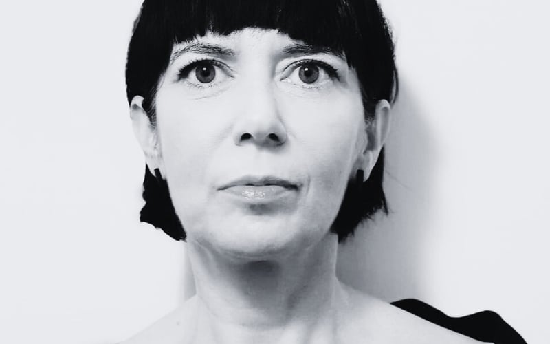 <p>Jestem managerem kultury, ale nie działaczką czy aktywistką. Praktykiem z dużym doświadczeniem, ale ciągle też z bardzo dużą otwartością. Wierzę w siłę wsp&oacute;łpracy i kompetencje, ale też w asertywność.</p> <p>Większość mojego życia zawodowego to praca w kulturze. Nie wiem, czy mogę się nazwać &bdquo;managerem kultury&rdquo;, ale na pewno dobrze znam wrocławskie środowisko, specyfikę miasta, plusy i minusy pracy w kulturze. Jestem po prostu praktykiem, a kolejne doświadczenia tylko budowały (i budują) moją wiedzę dotyczącą tego obszaru działań &ndash; zar&oacute;wno w sferze organizacji, jak i promocji r&oacute;żnego typu wydarzeń. Byłam managerem kilku zespoł&oacute;w (m.in. Miloopy), zarządzałam klubem muzycznym (Vertigo), pracowałam przy dużych festiwalach (m.in.Wrocław NonStop, Warsaw Summer Jazz Days, Jarocin Festiwal), organizowałam trasy koncertowe i wydarzenia muzyczne &ndash; te duże, plenerowe, ale też klubowe, pracowałam r&oacute;wnież jako manager ds. promocji w branży kinowej (dla Hagi Film i dla Oh Kino). Jako freelancer działałam dla dużych agencji eventowych , koncertowych, wsp&oacute;łorganizowałam kongresy, konferencje &ndash; biznesowe i naukowe. Mam bardzo duże doświadczenie we wsp&oacute;łpracy z r&oacute;żnymi środowiskami (naukowe, muzyczne, filmowe, biznesowe). Moją &bdquo;super mocą&rdquo; jest komunikacja i kompetencje organizacyjne, ale też umiejętność przygotowania i zrealizowania planu promocji dla wydarzenia/koncertu/festiwalu. Lubię pracę projektową, umiem ocenić potencjał projektu i wykorzystać go maksymalnie. Po tylu latach bardzo r&oacute;żnych doświadczeń umiem też ocenić projekty beznadziejne i&hellip;zrezygnować z nich.</p> <p>Aktualnie pracuję jako kierownik Działu Komunikacji i Promocji w Centrum Historii Zajezdnia.&nbsp;</p> <p>Staram się robić najlepiej jak umiem to, co umiem robić najlepiej.</p> <p><strong>Rekomendacje:</strong></p> <ul class="wp-block-list"> <li>LIONSTAGE</li> <li>Akademia Młodych Uczonych i Artyst&oacute;w</li> <li>Wrocławskie Towarzystwo Naukowe</li> <li>Fundacja Vertigo</li> </ul>