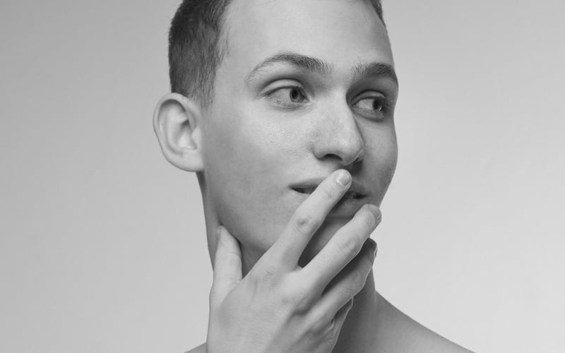 <p>Student reżyserii AST we Wrocławiu, założyciel i prezes Fundacji ART JTM, dyrektor naczelny i artystyczny Teatru Dialogu. Reżyser licznych spektakli, eksplorujący teatr muzyczny.&nbsp;</p> <p>Absolwent gimnazjum i liceum Politechniki Wrocławskiej, obecnie student reżyserii na Akademii Sztuk Teatralnych w Krakowie (filia we Wrocławiu), od zawsze związany z teatrem, kt&oacute;ry jest jego wielką pasją. Już w trakcie studi&oacute;w założył ścisłą grupę aktor&oacute;w, gł&oacute;wnie student&oacute;w AST oraz Musicalowego Studium Capitolu, z kt&oacute;rą realizuje spektakle pod szyldem Fundacji ART JTM. Działają w Teatrze Dialogu we Wrocławiu przy ul. Krakowskiej 180, kt&oacute;ry został otwarty w grudniu 2023 roku. Teatr Dialogu to nie tylko przestrzeń teatralna, ale r&oacute;wnież miejsce realizacji projekt&oacute;w społecznych, skierowanych do lokalnej społeczności. Działania fundacji obejmują wsparcie rozwoju dzieci i młodzieży oraz integrację społeczności poprzez sztukę i kulturę.&nbsp;</p> <p>Zaangażowanie w tw&oacute;rczość teatralną idzie w parze z szeroko pojętą działalnością społeczną. Wraz z zespołem Fundacji ART JTM stworzył &bdquo;Projektownię&rdquo; przy ul. Traugutta 68 we Wrocławiu &ndash; miejsce, w kt&oacute;rym młodzi ludzie mogą rozwijać swoje pasje. Projektownia oferuje warsztaty, scenę muzyczną, studio fotograficzne i muzyczne oraz kawiarenkę sąsiedzką, co sprzyja integracji i wsp&oacute;łpracy lokalnej społeczności.&nbsp;</p> <p>Pomimo młodego wieku, ma już na swoim koncie wiele zrealizowanych spektakli jako reżyser. Wsp&oacute;łpracował z uznaną dramaturżką i literatką Agnieszką Wolny-Hamkało przy spektaklach takich jak &bdquo;Niebieska linia&rdquo; oraz &bdquo;GOTYK POLSKI&rdquo;. Wśr&oacute;d innych realizacji znajdują się &bdquo;Sklepy cynamonowe. Musical&rdquo;, &bdquo;Hejt&rdquo;, &bdquo;Sok z Wiadrusa&rdquo;. Aktualnie pracuje nad adaptacją musicalową filmu &bdquo;Bulwar zachodzącego słońca&rdquo; z artystkami i artystami z całej Polski. Wsp&oacute;łpracował z Wojciechem Kościelniakiem, kt&oacute;remu asystował przy realizacji spektaklu &bdquo;A statek płynie&rdquo; w 2023 roku. Działania, kt&oacute;rych się podejmuje, wynikają z potrzeby samorozwoju i chęci nauki w nowych środowiskach, co nieustannie poszerza jego doświadczenie zawodowe.&nbsp;</p> <p><strong>Rekomendacje:</strong></p> <ul class="wp-block-list"> <li>Maria Lewandowska-Mika</li> <li>Iwona Frydryszak</li> </ul>