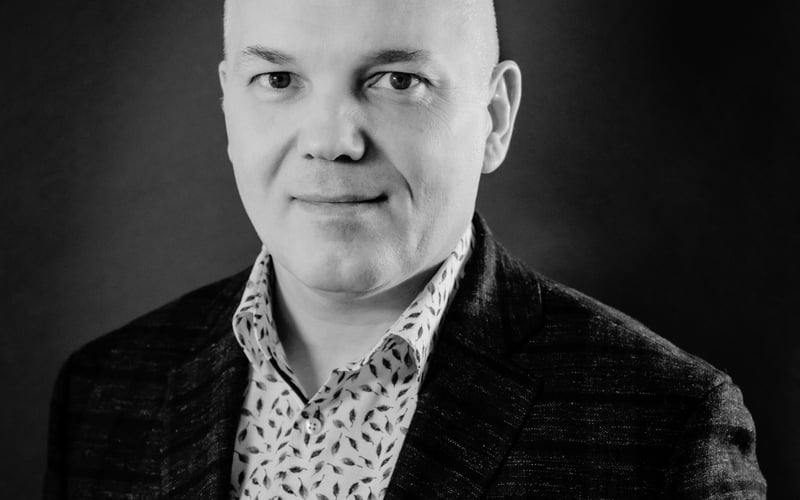 <p>Menedżer i animator kultury. Dyrektor Ośrodka Postaw Tw&oacute;rczych Zamek we Wrocławiu. Prezes Stowarzyszenia Dyrektor&oacute;w i Dyrektorek Samorządowych Instytucji Kultury. Autor bloga MenedżerKultury.pl.&nbsp;</p> <p>Od kilkunastu lat kieruję instytucjami kultury. W przeszłości byłem dziennikarzem i redaktorem. Obecnie jestem dyrektorem Ośrodka Postaw Tw&oacute;rczych Zamek we Wrocławiu. Społecznie pełnię funkcję prezesa Stowarzyszenia Dyrektor&oacute;w i Dyrektorek Samorządowych Instytucji Kultury. Jestem autorem bloga MenedżerKultury.pl. W I kadencji Wrocławskiej Rady Kultury byłem jej sekretarzem, a następnie wiceprzewodniczącym. Jako aktywista stowarzyszenia napisałem i doprowadziłem do złożenia w Sejmie RP projektu ustawy w sprawie przywr&oacute;cenia w instytucjach kultury trzynastych pensji. We Wrocławiu z powodzeniem pokierowałem Ośrodkiem Postaw Tw&oacute;rczych, wyprowadzając go z kryzysu. Następnie, zgodnie z decyzją Rady Miejskiej Wrocławia, zrealizowałem połączenie Ośrodka Postaw Tw&oacute;rczych i dawnego Centrum Kultury Zamek. Jako ekspert jestem wsp&oacute;łautorem &bdquo;Koncepcji polityki kulturalnej na Dolnym Śląsku na lata 2021&ndash;2026&rdquo; oraz &bdquo;Strategii rozwoju kultury w wojew&oacute;dztwie mazowieckim na lata 2023&ndash;2027&rdquo;. Jestem r&oacute;wnież członkiem zespołu eksperckiego Strategia Wrocławia 2050. Jako bloger jestem autorem licznych artykuł&oacute;w oraz poradnik&oacute;w, w tym książek &bdquo;Samorządowa instytucja kultury. Instrukcja obsługi&rdquo; oraz &bdquo;Informacja publiczna w instytucjach kultury&rdquo;. Od lat jestem zaangażowany w r&oacute;żnorodne projekty kulturalne i kulturalno-społeczne. Między innymi od 2013 roku uczestniczę w realizacji programu &bdquo;Dom Kultury+ Inicjatywy lokalne&rdquo; Narodowego Centrum Kultury jako animator i ekspert, udzielający wsparcia beneficjentom. Przez kilka lat byłem zaangażowany w realizację programu &bdquo;Bardzo Młoda Kultura&rdquo; Narodowego Centrum Kultury. Wielokrotnie byłem r&oacute;wnież członkiem zespoł&oacute;w sterujących programami dotacyjnymi, takimi jak Kultura Dostępna (MKiDN), Infrastruktura dom&oacute;w kultury (MKiDN) oraz Kultura &ndash; Interwencje (NCK). Z wykształcenia jestem socjologiem i specjalistą ds. zarządzania. Ukończyłem także studia podyplomowe z administracji i gospodarki samorządowej oraz studia doktoranckie z ekonomii.&nbsp;</p> <p><strong>Rekomendacje:</strong></p> <ul class="wp-block-list"> <li>Agnieszka Frank&oacute;w-Żelazny</li> </ul>