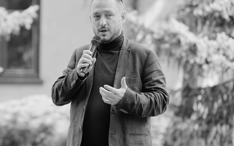 <p>Z zamiłowania edukator, animator kultury, autor. Kieruję Działem Miejsc Pamięci (Centrum Historii Zajezdnia) i działam w kulturze pamięci: Dom Edyty Stein, Golgota Wschodu, Świadkowie Historii itp.&nbsp;</p> <p>Od ośmiu lat jako pracownik Ośrodka &bdquo;Pamięć i Przyszłość&rdquo;/Centrum Historii Zajezdnia byłem inicjatorem i tw&oacute;rcą wielu przedsięwzięć z dziedziny edukacji kulturalnej, dziedzictwa kulturowego, kształcenia lider&oacute;w (program wolontariatu, staży i praktyk) a w latach 2019-2023 koordynowałem Program kulturowy Dziedzictwo Edyty Stein.&nbsp;</p> <p>W 2021 r. pozyskałem finansowanie z MF EOG na zaprogramowany przez siebie 2-letni program edukacji kulturalnej &bdquo;Wrocław i Falstad nie zapomną&rdquo;, w ramach kt&oacute;rego powstała nowoczesna wystawa narracyjna &bdquo;Golgota Wchodu&rdquo; (z programem edukacyjnym: gry, ścieżki, cykle film&oacute;w itp.) nominowana do Wydarzenia Historycznego Roku 2023. W projekcie koordynowałem powstaniem 3 publikacji, nowoczesnego narzędzia edukacji on-line i cyklem spotkań ze Świadkami Historii (Sybiracy, byli przymusowi pracownicy III Rzeszy, Rodzina Katyńska) dla ponad 2000 uczestnik&oacute;w. Przy projekcie wsp&oacute;łpracowałem z norweskim centrum praw człowieka w Falstad.&nbsp;</p> <p>W 2022 r. koordynowałem obchody wrocławskiego Roku Edyty Stein z ponad 80 wydarzeniami, w tym międzynarodową trasą śladami Edyty Stein (8 koncert&oacute;w NFM i prelekcji). Większość z tych działań zaprogramowałem sam z zespołem a na cykl 13 koncert&oacute;w salonowych w miastach Polski i Niemiec pozyskałem finansowanie z FWP-N. Koordynowałem w 2019 r. 6-mies. trasę trębacza Piotra Damasiewicza Korczowa-Santiago de Compostela.&nbsp;</p> <p>Umiejętnie łączę koordynację dużych przedsięwzięć z mikro-skalą spotkania ze Świadkiem Historii. Jestem doceniany przez odznaczenia od środowisk kombatanckich i jest to dla mnie powodem do dumy ale i motywacją do dalszej pracy.&nbsp;</p> <p>Jako wiceprezes dw&oacute;ch dla mnie ważnych stowarzyszeń (Towarzystwa im. Edyty Stein i Stowarzyszenia Pamięci Zesłańc&oacute;w Sybiru) angażuję się w planowanie i organizację wydarzeń upamiętniających, kulturalnych oraz edukacyjnych. Sam przeprowadziłem ponad 150 zajęć we wrocławskich szkołach w obszarze zwanym kultura pamięci. Zajęcia dotyczyły historii zesłań na Syberię i o wrocławskich Sybirakach.&nbsp;</p> <p>W dniu 17 września 2024 r. podczas uroczystości Dnia Sybiraka otrzymałem z rąk zastępcy Szefa Urzędu ds. Kombatant&oacute;w i Os&oacute;b Represjonowanych odznaczenie państwowe &bdquo;Medal Pro Patria&rdquo;.&nbsp;</p> <p><strong>Rekomendacje:</strong></p> <ul class="wp-block-list"> <li>Towarzystwo imienia Edyty Stein</li> <li>Stowarzyszenie Zesłańc&oacute;w Sybiru we Wrocławiu</li> <li>Marek Mutor</li> <li>Ośrodek &bdquo;Pamięć i Przyszłość&rdquo;</li> </ul>