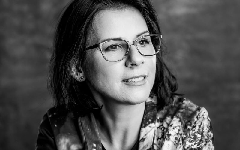 <p>Jestem absolwentką wrocławskich uczelni: Akademii Muzycznej i Akademii Sztuk Pięknych. Przez 20 lat pracowałam w szkole muzycznej jako nauczycielka i menedżerka kultury.&nbsp;</p> <p>Posiadam wieloletnie doświadczenie jako edukatorka: w latach 2004-2022 byłam nauczycielką w szkole muzycznej. Mam także kompetencje menedżerskie &ndash; w latach 2011-2019 pełniłam funkcję wicedyrektora ds. muzycznych w Zespole Szk&oacute;ł nr 20 we Wrocławiu. Od 2022 roku jestem związana z Narodowym Forum Muzyki, gdzie zajmuję się projektem Akademia Ch&oacute;ralna.&nbsp;</p> <p>Od zawsze z pasją inicjuję i organizuję wydarzenia artystyczne, kt&oacute;re łączą r&oacute;żne dziedziny sztuki. Jako mieszkanka Pawłowic angażuję się w rozw&oacute;j społeczności lokalnej, realizując projekty kulturalne i edukacyjne, skierowane zar&oacute;wno do dzieci, młodzieży, jak i dorosłych. Wśr&oacute;d najważniejszych zorganizowanych przeze mnie wydarzeń wyr&oacute;żniają się:&nbsp;</p> <ul class="wp-block-list"> <li>warsztaty organizowane w ramach Mikrogrant&oacute;w:&nbsp; &bdquo;Zielone inspiracje &ndash; warsztaty i osiedlowa wymiana roślin&rdquo; (2020); &bdquo;Namaluj Pawłowice&rdquo; (2021); &bdquo;Pawłowickie wyplatanki&rdquo; (2022);&nbsp;</li> <li>wsp&oacute;łinicjowanie i organizowanie cyklu koncert&oacute;w &bdquo;Pawłowice Kameralnie&rdquo; na kt&oacute;rych wystąpili artyści: Jarmużek/Pakowska w projekcie Pieśni Dolnego Śląska, Anna Pietrzak (gitara), Natalia Lubrano w projekcie Osiecka Jazzowo Trio;&nbsp;</li> <li>koordynowanie wydarzeń artystycznych w ramach projektu Osiedla Kultury i Sztuki (2023, 2024)&nbsp;</li> <li>zorganizowanie akcji: Bookcrossing na Pawłowicach, w ramach projektu Wrocław nie marnuje (2024)&nbsp;</li> <li>przeprowadzenie warsztat&oacute;w z malarstwa intuicyjnego we wsp&oacute;łpracy z: NFM; CRZ Krzywy Komin; Fundacjami Na Ratunek, KREAturki; Klubem Gniazdko; Radami Osiedli: Kleczk&oacute;w, Stare Miasto, Pawłowice; sp&oacute;łką Sztuka Kontaktu.&nbsp;</li> </ul> <p>Obecnie prowadzę kreatywne warsztaty dla dzieci, młodzieży i dorosłych. Pasjonuję się ogrodnictwem, jestem miłośniczką zwierząt, projektuję ubrania, maluję oraz tworzę autorską biżuterię inspirowaną moimi obrazami &ndash; sztuka jest moją największą miłością!&nbsp;</p> <p>Moim celem jest wspieranie projekt&oacute;w kulturalnych, odkrywanie i rozwijanie potencjału młodych tw&oacute;rc&oacute;w oraz kreowanie wartościowych wydarzeń, kt&oacute;re dostarczają odbiorcom wyjątkowych i niezapomnianych doświadczeń.&nbsp;</p> <p><strong>Rekomendacje:</strong></p> <ul class="wp-block-list"> <li>Krystyna Gawęcka</li> <li>Anna Bieliz</li> <li>Aleksandra Bienias</li> </ul>