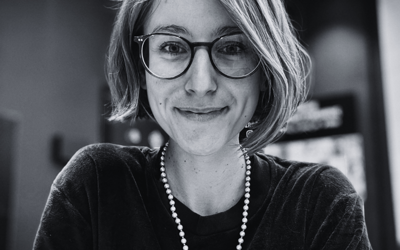 <p>Pomysłodawczyni cyklu filmowego &ldquo;Porozmawiaj z nią&rdquo; w kinieNH. Absolwentka Filologii Francuskiej, Tw&oacute;rczego pisania i Gender Studies. Wielbicielka kina francuskiego, zwłaszcza wsp&oacute;łczesnych reżyserek.&nbsp;</p> <p>Podczas studi&oacute;w odbywałam praktyki w Fundacji na Rzecz Kultury i Edukacji im. Tymoteusza Karpowicza we Wrocławiu, w ramach kt&oacute;rych przeprowadzałam wywiady z artystami związanymi z Wrocławiem. Nawiązałam r&oacute;wnież wsp&oacute;łpracę z Magdaleną Kostyszyn &ndash; publikowałam swoje felietony na jej portalu. W tym czasie moje teksty pojawiły się r&oacute;wnież w Krytyce Politycznej, Wysokich Obcasach czy Ofeminin. Przyjemność z pisania i rozm&oacute;w z ludźmi zmaterializowała się w postaci wsp&oacute;łpracy z czasopismem &ldquo;Replika&rdquo;. W ramach tej działalności przeprowadzałam wywiady z osobami artystycznymi: malarkami Lilianą Zeic i Agatą Słowak, dyrygentem Lwem Galaksym, a także pisałam felietony i recenzje literackie. Razem z redakcyjnymi koleżankami zorganizowałyśmy dwa projekty artystyczne, w ramach kt&oacute;rych powstały kalendarze uwidaczniające queerowe kobiety w polskiej przestrzeni publicznej.&nbsp;</p> <p>Jestem pomysłodawczynią autorskiego cyklu filmowego &ldquo;Porozmawiaj z nią&rdquo; organizowanego we wsp&oacute;łpracy Kina Nowe Horyzonty oraz Fundacji Herstory. Jako stała bywalczyni filmowych spotkań, ze smutkiem obserwowałam nikły udział kobiet w rozmowach i dyskusjach. Wiedząc, że taki stan rzeczy związanych jest z socjalizacją, a także obserwując przełom w branży filmowej w postaci coraz silniejszego głosu grup wrażliwych, postanowiłam stworzyć inkluzywną przestrzeń, w kt&oacute;rej każda osoba będzie mogła dzielić się swoimi spostrzeżeniami i emocjami wywołanymi przez filmy. W ramach cyklu spotykamy się, aby oglądać filmy i o nich rozmawiać, szukamy feministycznych trop&oacute;w i uwidaczniamy kobiety związane z kinematografią. Cykl cieszy się ogromnym zainteresowaniem wśr&oacute;d widz&oacute;w, a nasze zaproszenia przyjmują osoby z branży filmowej i środowiska aktywistycznego.&nbsp;</p> <p>Moim największym sukcesem są te wszystkie relacje, kt&oacute;re nawiązały się między obcymi osobami, kt&oacute;re poznały się przychodząc porozmawiać o kinie na m&oacute;j cykl. Kultura to dla mnie spotkanie.&nbsp;</p> <p><strong>Rekomendacje:</strong></p> <ul class="wp-block-list"> <li>Klaudia Pańczyszyn</li> <li>Małgorzata Sikora-Tarnowska</li> <li>Jarosław Sk&oacute;ra</li> </ul>