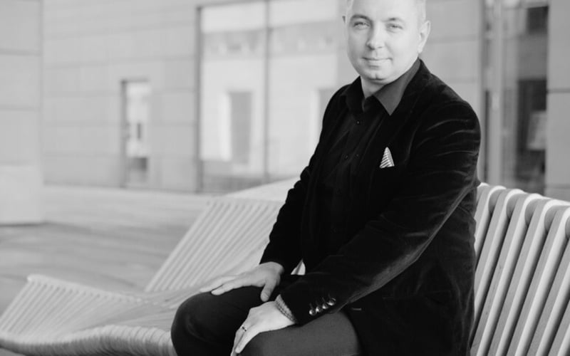<p>Magister sztuki, absolwent Akademii Muzycznej (Wrocław), studia podyplomowe Uniwersytetu Ekonomicznego (Wrocław), artysta i menadżer w instytucji kultury Wrocławscy Kameraliści.&nbsp;</p> <p>Radosław Pachołek jest ściśle związany z&nbsp; szeroko pojętą działalnością w dziedzinie kultury Wrocławia i regionu. Rodowity wrocławianin z kresowymi korzeniami. Absolwent słynnej Łowieckiej oraz Akademii Muzycznej we Wrocławiu. Jako artysta muzyk oraz śpiewak pracował lub wsp&oacute;łpracował z większością najważniejszych instytucji kultury we Wrocławiu- Narodowe Forum Muzyki, Opera Wrocławska, Wrocławscy Kameraliści, teatr Muzyczny Capitol, Wrocławski Teatr Lalek i inne. Dokonał wielu nagrań radiowo-telewizyjnych i płytowych nominowanych oraz nagradzanych między innymi Fryderykiem. Podczas swej artystycznej drogi miał zaszczyt pracować z takimi osobowościami jak G. Antonini, P. McCreesh, K. Junghaenel, A. Kosendiak.&nbsp; Od roku 2016 pełni funkcję menadżera w instytucji kultury Wrocławscy Kameraliści, łącząc zadania organizacyjne z pracą artystyczną. Jest autorem oraz realizatorem wielu projekt&oacute;w artystycznych i infrastrukturalnych takich jak np. ,,Missa pro Mundi&rdquo;, ,,Missa pro publico bono&rdquo;, ,,W strumieniu Muzyki&rdquo;, ,,Mały fortepian potrzebny od zaraz&rdquo; do kt&oacute;rych pozyskiwał granty w konkursach MKiDN. W swoich projektach stawia na synergię, poszukiwanie nowych środk&oacute;w wyrazu oraz łączenie r&oacute;żnych środowisk związanych z działalnością kulturalną. Wsp&oacute;łtworzy organizację wydarzeń artystycznych i edukacyjnych koordynując działania pomiędzy jednostkami kultury biorącymi w nich udział.&nbsp;&nbsp;&nbsp;</p> <p><strong>Rekomendacje:</strong></p> <ul class="wp-block-list"> <li>Tomasz Dobrzański</li> </ul>