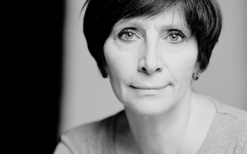 <p>Jestem Wrocławianką. Pracowałam w Teatrze Wsp&oacute;łczesnym, we Wrocławskiem Teatrze Pantomimy, w OTO Kalambur. Cały czas jestem związana z teatrem i filmem.&nbsp;</p> <p>Udział w 18 spektaklach,&nbsp;5 spektakli wyreżyserowanych, udział w 20 filmach, udział w 11 serialach, ponadto piszę scenariusze, mam doświadczenie jako producent. Posiadam Srebrny Gloria Artis.&nbsp;</p> <p><strong>Rekomendacje:</strong></p> <ul class="wp-block-list"> <li>Związek Artyst&oacute;w Scen Polskich</li> </ul>