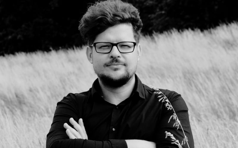<p>Wrocławianin. Radny osiedlowy. Architekt i urbanista. Śpiewa pieśni polifoniczne i tańczy polskie tańce tradycyjne. Organizator warsztat&oacute;w tańca, śpiewu i potańc&oacute;wek we Wrocławiu.&nbsp;</p> <p>Organizator wydarzenia 'Pląsy w Plenerze&rsquo; w Parku Południowym (Mikrogranty): warsztaty tańca, potańc&oacute;wka dla mieszkańc&oacute;w; Organizator potańc&oacute;wek we Wrocławiu (klub 'UFF&rsquo;, barka na Odrze); organizator warsztat&oacute;w śpiewu ukraińskich, polifonicznych pieśni tradycyjnych (CAL Borek); wsp&oacute;łorganizator pierwszej edycji osiedlowej imprezy 'Święta Rzeki&rsquo; &ndash; z potańc&oacute;wką, koncertem i tradycyjnymi obrzędami kupalnymi, zabawami dla dzieci; pomysłodawca wsp&oacute;lnego śpiewania kolęd na osiedlu oraz powstania śpiewnika osiedlowego na tę okazję, wsp&oacute;łorganizator Wigilii Osiedlowych (Park Kleciński, Tor Wyścig&oacute;w Konnych); organizator ch&oacute;ru osiedlowego na Krzykach-Partynicach (2022 rok); wsp&oacute;łorganizator koncertu osiedlowego (Dana Vynnytska) w siedzibie Fundacji Olgi Tokarczuk. Śpiewak (tradycyjne pieśni ukraińskie, polskie, białoruskie) oraz tancerz tradycyjnych, niestylizowanych tańc&oacute;w polskich. Zainteresowany kulturą blisko ludzi, w miejscu zamieszkania, tworzeniem infrastruktury dla działań kulturalnych, budową więzi społecznych przez taniec i śpiew, kulturą tworzenia przyjaznych osiedli.&nbsp;</p> <p><strong>Rekomendacje:</strong></p> <ul class="wp-block-list"> <li>Paweł Sobolewski</li> <li>Olga Chojak</li> </ul>