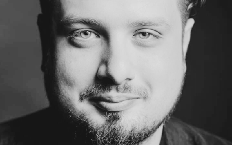 <p>Wielokrotnie nagradzany reżyser i dramaturg, laureat prestiżowych nagr&oacute;d. Autor i producent licznych projekt&oacute;w artystycznych realizowanych w Polsce i za granicą&nbsp;</p> <p>Absolwent Politechniki Wrocławskiej oraz reżyserii na Akademii Sztuk Teatralnych we Wrocławiu, ukończył r&oacute;wnież Story Masterclass w Story Academy w Szwecji. Związany z wrocławską sceną teatralną, wielokrotnie nagradzany reżyser i dramaturg, realizuje liczne projekty artystyczne w Polsce i za granicą.&nbsp;</p> <p>Wsp&oacute;łtworzył projekt &bdquo;Teatr na faktach&rdquo;, w ramach kt&oacute;rego wyreżyserował &bdquo;TanzGala&rdquo;, &bdquo;AskAPP&rdquo; &bdquo;Męskie Perspektywy Miłości&rdquo;, &bdquo;ZJEMY WASZE DZIECI. Z CEBULĄ&rdquo;, kt&oacute;ry zdobył nagrody na festiwalach dramaturgii wsp&oacute;łczesnej oraz &bdquo;Warto&rdquo;.&nbsp;</p> <p>W ramach międzynarodowego projektu &bdquo;Trzy Krzesła&rdquo; tworzy spektakle polsko-niemiecko-czeskie, takie jak &bdquo;Scenariusz dla trzech aktorek&rdquo; czy &bdquo;Amazon Burns&rdquo;. Jego działalność obejmuje także reżyserowanie czytań dramat&oacute;w, m.in. &bdquo;Wyzwolenia&rdquo; Stanisława Wyspiańskiego w Teatrze Kochanowskiego w Opolu oraz &bdquo;Marcina. Wiecznego Artura&rdquo; w Teatrze Kombinat we Wrocławiu i &bdquo;Gruba Świnia&rdquo; w Teatrze Miejskim w Lesznie.&nbsp;</p> <p>Był asystentem reżyser&oacute;w przy spektaklach takich jak &bdquo;Swietłana&rdquo; Przemka Wojcieszka oraz &bdquo;Kr&oacute;tkie wywiady z paskudnymi ludźmi&rdquo; Aleksandry Popławskiej.&nbsp;</p> <p>Wyreżyserował &bdquo;Śmierć Człowieka-Wiewi&oacute;rki&rdquo; w ramach 41. PPA oraz &bdquo;Kordiana&rdquo; w Teatrze Nowym Proxima w Krakowie.&nbsp;</p> <p>Jego spektakl &bdquo;Chodź na sł&oacute;wko&rdquo; w Teatrze &bdquo;Kubuś&rdquo; w Kielcach zdobył nagrodę publiczności &bdquo;Wystrzałowy Kubuś&rdquo; i bierze udział w 29. Konkursie na Wystawienie Polskiej Sztuki Wsp&oacute;łczesnej. Jest autorem opowiadań i dramat&oacute;w, w tym noweli &bdquo;O dziewczynie, co nie miała implant&oacute;w&rdquo;, kt&oacute;ra zdobyła gł&oacute;wną nagrodę w konkursie &bdquo;Kryształowe Smoki 2020&rdquo;. Jego tekst &bdquo;Niezwykłe odkrycie Papugi&rdquo; został wystawiony w Lubuskim Teatrze w Zielonej G&oacute;rze, zdobywając uznanie publiczności.&nbsp;</p> <p>Autor scenariusza musicalu &bdquo;Planet Error&rdquo; oraz scenarzysta serialu &bdquo;Kapitalne Opowieści&rdquo;. Stypendysta ZAIKS oraz programu &bdquo;Młoda Polska 2023&rdquo;.&nbsp;</p> <p>Skutecznie pozyskuję środki publiczne i unijne na własne przedsięwzięcia, kt&oacute;rych jestem tez producentem.&nbsp;</p> <p><strong>Rekomendacje:</strong></p> <ul class="wp-block-list"> <li>Ewelina Ciszewska</li> </ul>