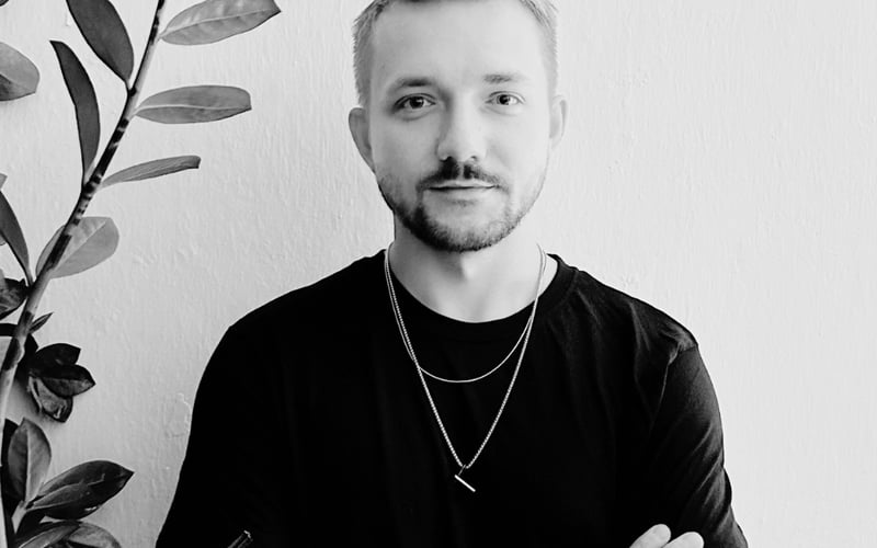 <p>Koordynator projekt&oacute;w o zasięgu lokalnym i międzynarodowym, producent wydarzeń artystycznych, wystaw sztuki, słuchowisk radiowych, spektakli teatralnych, a także redaktor kwartalnika teatralnego.&nbsp;</p> <p>Organizator, koordynator i producent wydarzeń artystycznych, wystaw, słuchowisk radiowych i spektakli teatralnych. Był koordynatorem promocji w Teatrze Dramatycznym im. J. Szaniawskiego w Wałbrzychu, a wcześniej wsp&oacute;łtworzył ruch Publiczności Teatru Polskiego we Wrocławiu. Od 2020 roku pracuje w Muzeum Pana Tadeusza Oddziale Zakładu Narodowego im. Ossolińskich w Sekcji Produkcji Wydarzeń. Od 2022 roku koordynator i sekretarz redakcji &bdquo;Notatnika Teatralnego&rdquo;, gdzie zajmuje się r&oacute;wnież mediami społecznościowymi i stroną internetową czasopisma. Wsp&oacute;łproducent XXI i XXII Przeglądu Sztuki SURVIVAL w Fundacji Art Transparent, z kt&oacute;rą wsp&oacute;łpracuje r&oacute;wnież jako koordynator projektu w ramach programu Kreatywna Europa. Wsp&oacute;łpracował produkcyjnie przy 18. i 19. Międzynarodowym Festiwalu Opowiadania, a od 20. jego koordynator i wsp&oacute;łproducent. Na stałe wsp&oacute;łpracuje Teatrem Układ Formalny jako kierownik produkcji spektakli oraz Galerią OP ENHEIM jako producent i koordynator wystaw sztuki wsp&oacute;łczesnej. Autor wywiad&oacute;w z ludźmi kultury i sztuki.&nbsp;</p> <p><strong>Wybrane realizacje zawodowe:&nbsp;</strong></p> <p>Instytut im. J. Grotowskiego we Wrocławiu:&nbsp;</p> <ul class="wp-block-list"> <li>producent artystyczny spektaklu &bdquo;Dziad&oacute;w części III Ustęp&rdquo; w reżyserii Michała Zadary (2020)&nbsp;</li> <li>Zakład Narodowy im. Ossolińskich:&nbsp;</li> <li>producent słuchowiska &bdquo;Ptaki nocne&rdquo; tekst i reżyseria Marzena Sadocha (2020)&nbsp;</li> <li>producent i kurator wystawy &bdquo;Stany osobne&rdquo; (2021)&nbsp;</li> <li>kurator wystawy &bdquo;Dziady. Przejście&rdquo; (2023)&nbsp;</li> </ul> <p>Teatr Układ Formalny:</p> <ul class="wp-block-list"> <li>producent spektaklu &bdquo;W siebie wstąpienie&rdquo; w reżyserii Marty Streker (2022)&nbsp;</li> <li>kierownik produkcji spektaklu &bdquo;Fedra, czyli historia flanelowego wstydu&rdquo; w reżyserii Agaty Dudy-Gracz (2023)&nbsp;</li> <li>kierownik produkcji spektaklu &bdquo;Limba&rdquo; w reżyserii Piotra Ratajczaka (2024)&nbsp;</li> </ul> <p>Galeria OP ENHEIM:&nbsp;</p> <ul class="wp-block-list"> <li>producent wystawy Justyny Adamczyk &bdquo;Przeszłość nie przemija, bo wiecznie jest tworzona na nowo&rdquo; (2022),&nbsp;</li> <li>producent i koordynator wystawy &bdquo;Widzenie ciałem | Kolekcja Galerii Studio&rdquo; (2023),&nbsp;</li> <li>producent wystawy &bdquo;Nie czas żałować r&oacute;ż, gdy płoną lasy&rdquo; (2024)&nbsp;</li> </ul> <p><strong>Rekomendacje:</strong></p> <ul class="wp-block-list"> <li>Aldona Bartnik</li> <li>Beata Rakowska</li> <li>Grzegorz Ćwiertniewicz</li> <li>Joanna Hytrek-Hryciuk</li> <li>Justyna Kowal</li> <li>Justyna Skoczek</li> <li>Kamila Kamińska</li> <li>Karolina Bieniek</li> <li>Łukasz Kamiński</li> <li>Magdalena Chlasta-Dzięciołowska</li> <li>Paweł Palcat</li> <li>Grzegorz Chojnowski</li> <li>Katarzyna Dudzic-Grabińska</li> <li>Małgorzata Maciejewska</li> <li>Małgorzata Matuszewska</li> <li>Marta Streker</li> <li>Marzena Sadocha</li> <li>Michał Bieniek</li> <li>Przemysław Furdak</li> <li>Sebastian Majewski</li> </ul>
