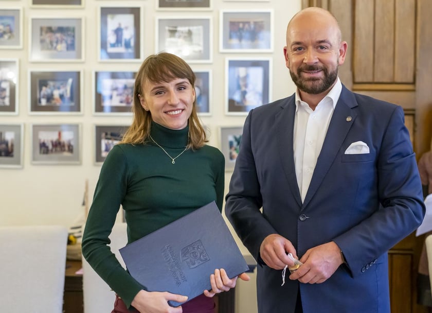 Jacek Sutryk, prezydent Wrocławia wręczył dyplomy doktorantom, laureatom Studenckiego Programu Stypendialnego