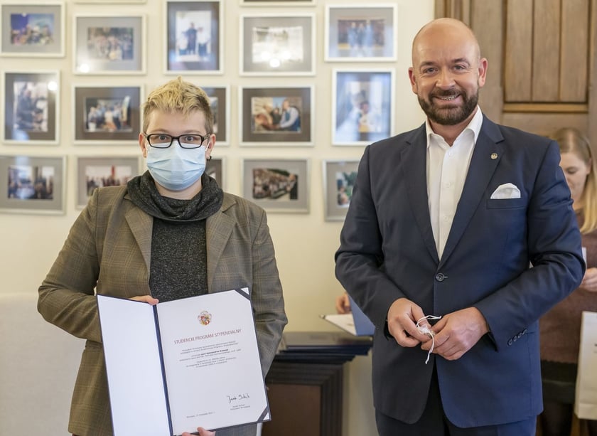 Jacek Sutryk, prezydent Wrocławia wręczył dyplomy doktorantom, laureatom Studenckiego Programu Stypendialnego