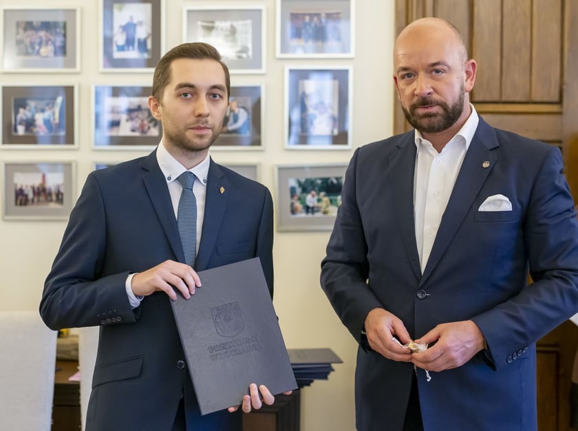 Jacek Sutryk, prezydent Wrocławia wręczył dyplomy doktorantom, laureatom Studenckiego Programu Stypendialnego