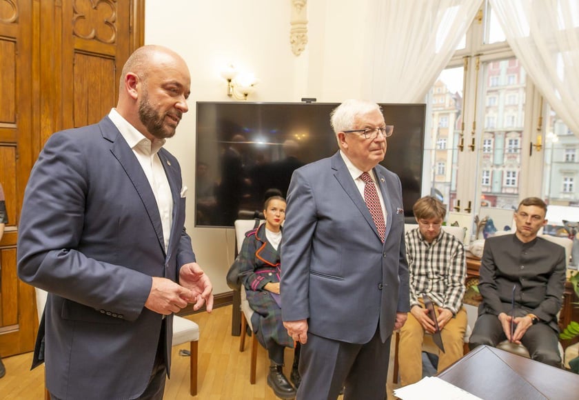 Jacek Sutryk, prezydent Wrocławia wręczył dyplomy doktorantom, laureatom Studenckiego Programu Stypendialnego