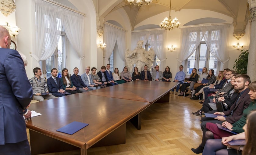 Jacek Sutryk, prezydent Wrocławia wręczył dyplomy doktorantom, laureatom Studenckiego Programu Stypendialnego