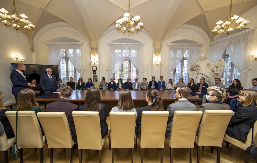Jacek Sutryk, prezydent Wrocławia wręczył dyplomy doktorantom, laureatom Studenckiego Programu Stypendialnego