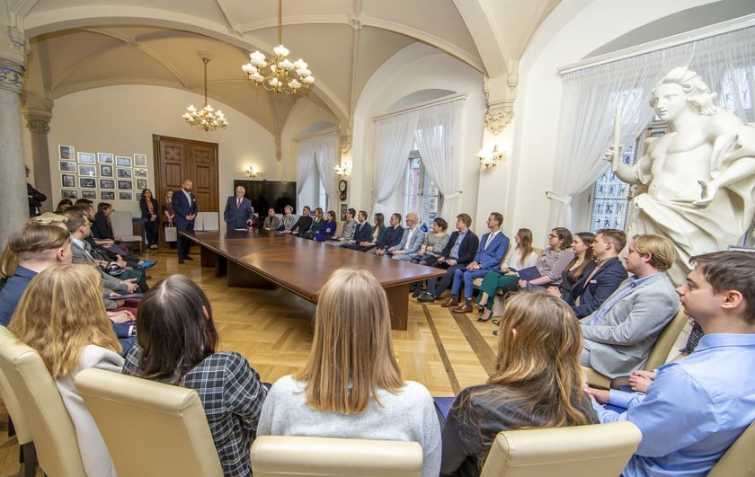 Jacek Sutryk, prezydent Wrocławia wręczył dyplomy doktorantom, laureatom Studenckiego Programu Stypendialnego