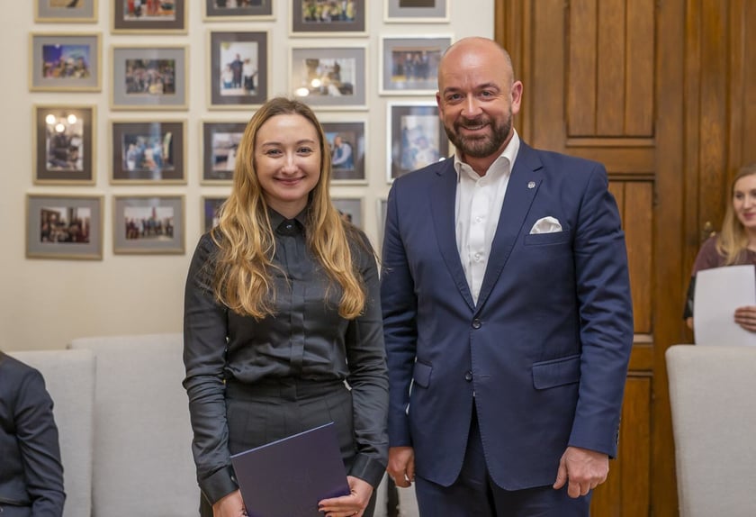 Jacek Sutryk, prezydent Wrocławia wręczył dyplomy doktorantom, laureatom Studenckiego Programu Stypendialnego
