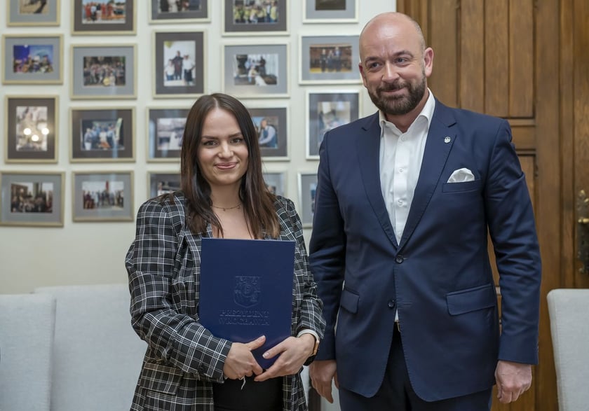 Jacek Sutryk, prezydent Wrocławia wręczył dyplomy doktorantom, laureatom Studenckiego Programu Stypendialnego