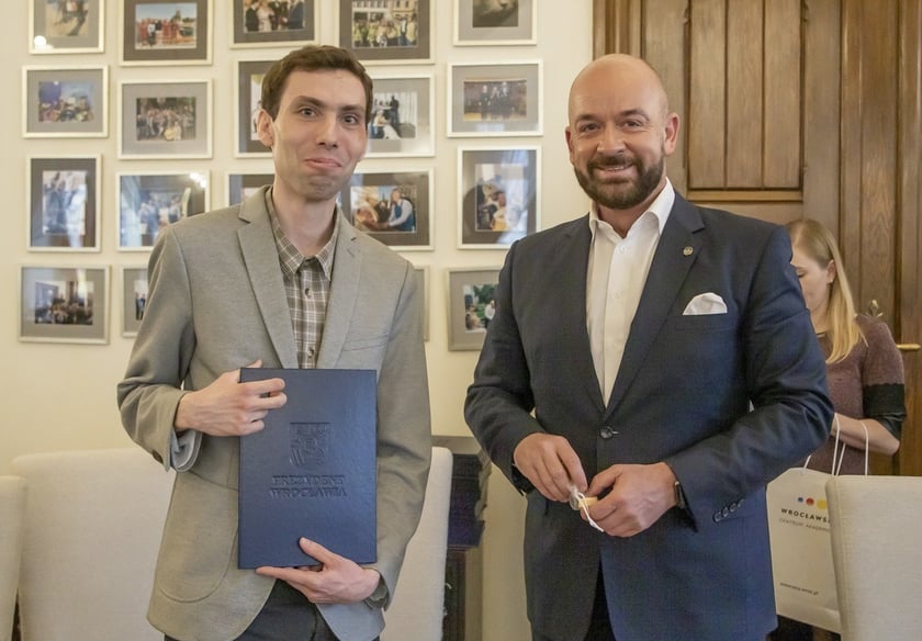 Jacek Sutryk, prezydent Wrocławia wręczył dyplomy doktorantom, laureatom Studenckiego Programu Stypendialnego