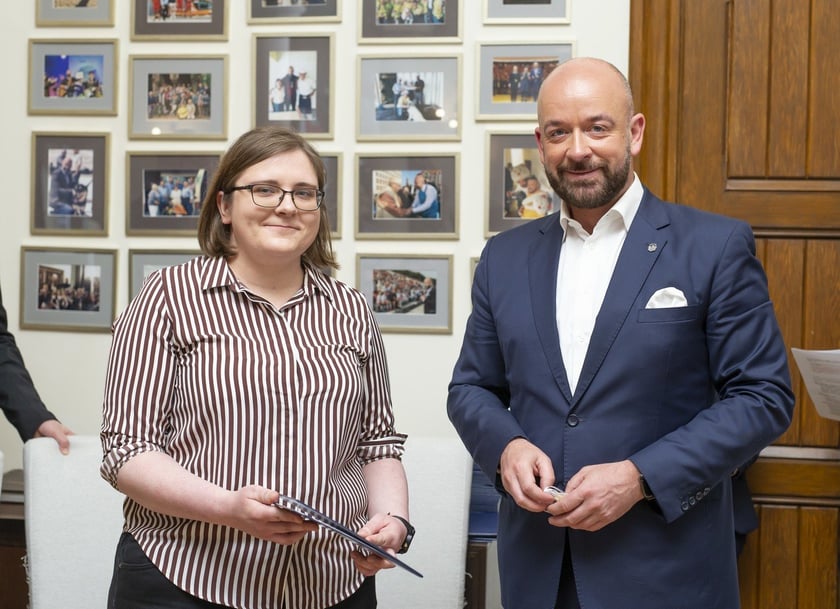 Jacek Sutryk, prezydent Wrocławia wręczył dyplomy doktorantom, laureatom Studenckiego Programu Stypendialnego