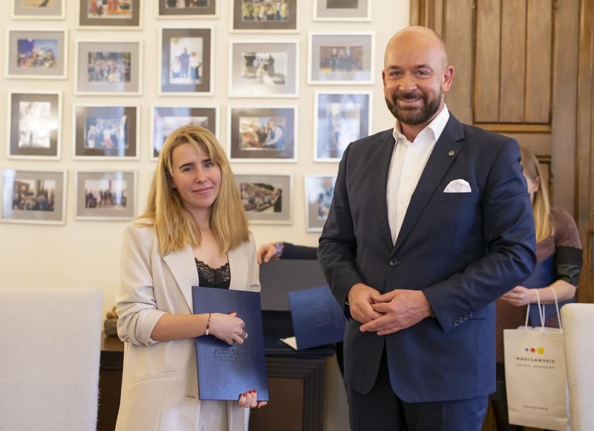 Jacek Sutryk, prezydent Wrocławia wręczył dyplomy doktorantom, laureatom Studenckiego Programu Stypendialnego