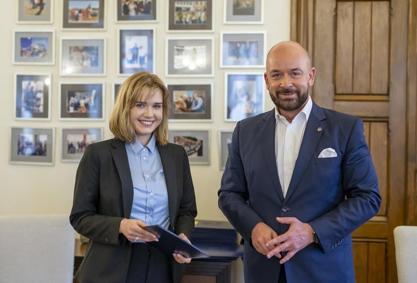 Jacek Sutryk, prezydent Wrocławia wręczył dyplomy doktorantom, laureatom Studenckiego Programu Stypendialnego