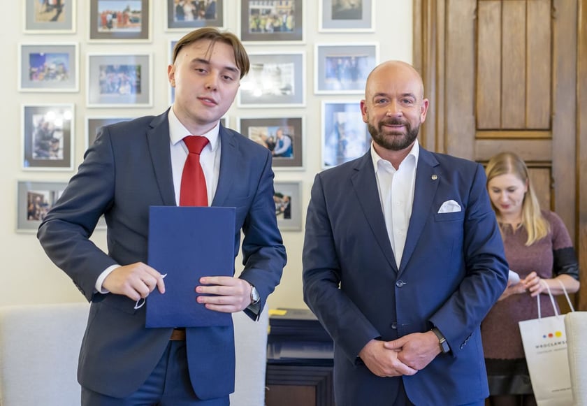 Jacek Sutryk, prezydent Wrocławia wręczył dyplomy doktorantom, laureatom Studenckiego Programu Stypendialnego