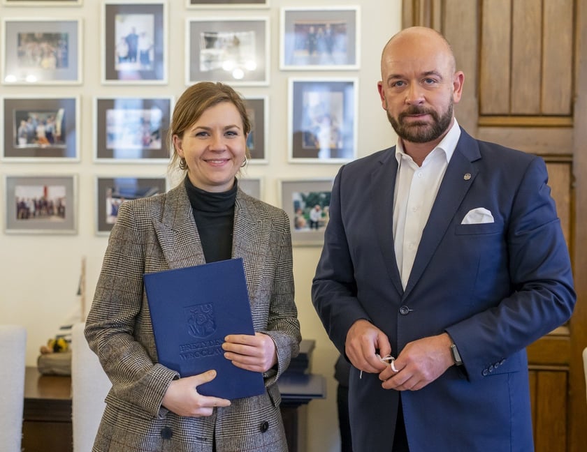 Jacek Sutryk, prezydent Wrocławia wręczył dyplomy doktorantom, laureatom Studenckiego Programu Stypendialnego