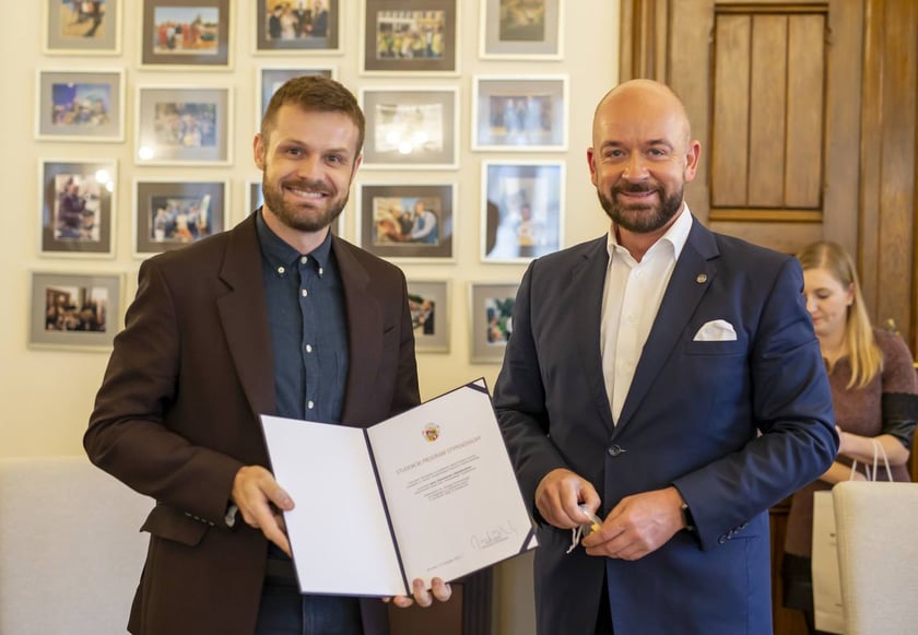 Jacek Sutryk, prezydent Wrocławia wręczył dyplomy doktorantom, laureatom Studenckiego Programu Stypendialnego