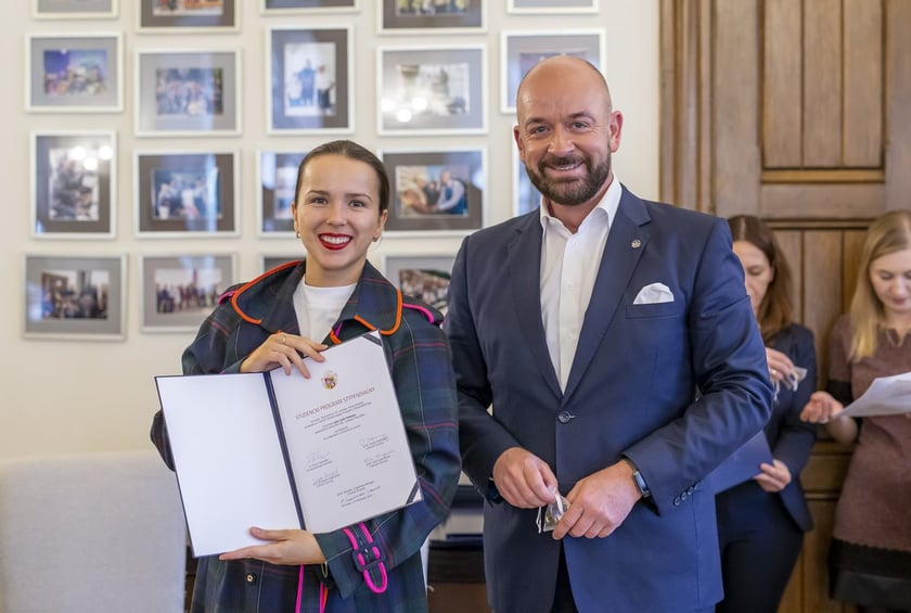 Jacek Sutryk, prezydent Wrocławia wręczył dyplomy doktorantom, laureatom Studenckiego Programu Stypendialnego