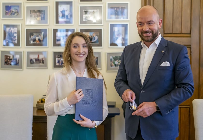 Jacek Sutryk, prezydent Wrocławia wręczył dyplomy doktorantom, laureatom Studenckiego Programu Stypendialnego