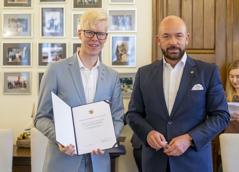 Jacek Sutryk, prezydent Wrocławia wręczył dyplomy doktorantom, laureatom Studenckiego Programu Stypendialnego