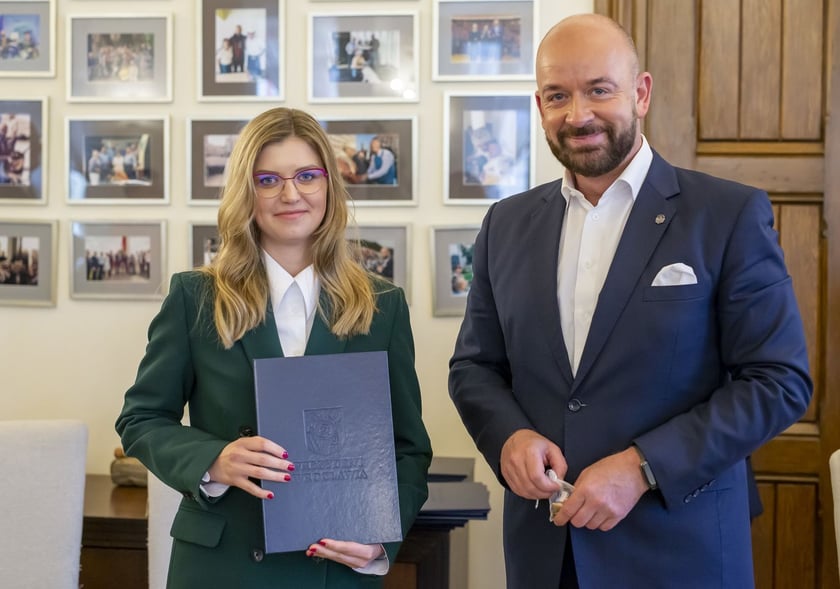 Jacek Sutryk, prezydent Wrocławia wręczył dyplomy doktorantom, laureatom Studenckiego Programu Stypendialnego