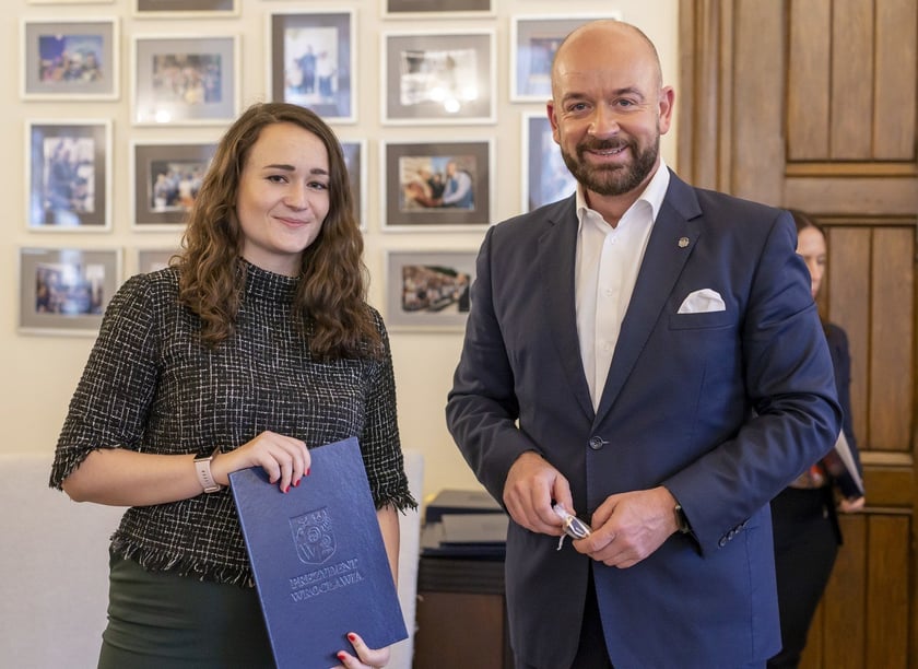 Jacek Sutryk, prezydent Wrocławia wręczył dyplomy doktorantom, laureatom Studenckiego Programu Stypendialnego