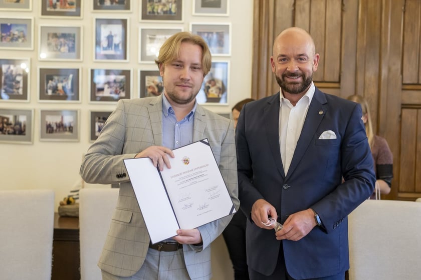 Jacek Sutryk, prezydent Wrocławia wręczył dyplomy doktorantom, laureatom Studenckiego Programu Stypendialnego
