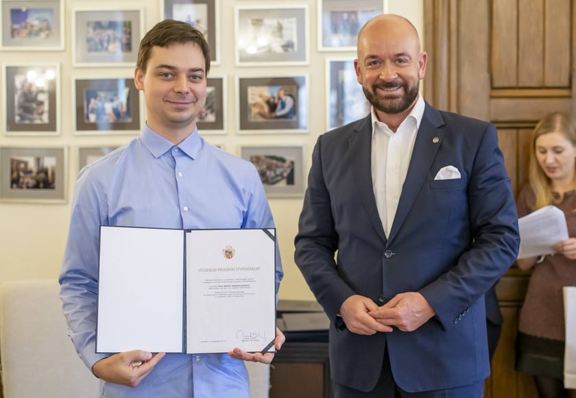 Jacek Sutryk, prezydent Wrocławia wręczył dyplomy doktorantom, laureatom Studenckiego Programu Stypendialnego
