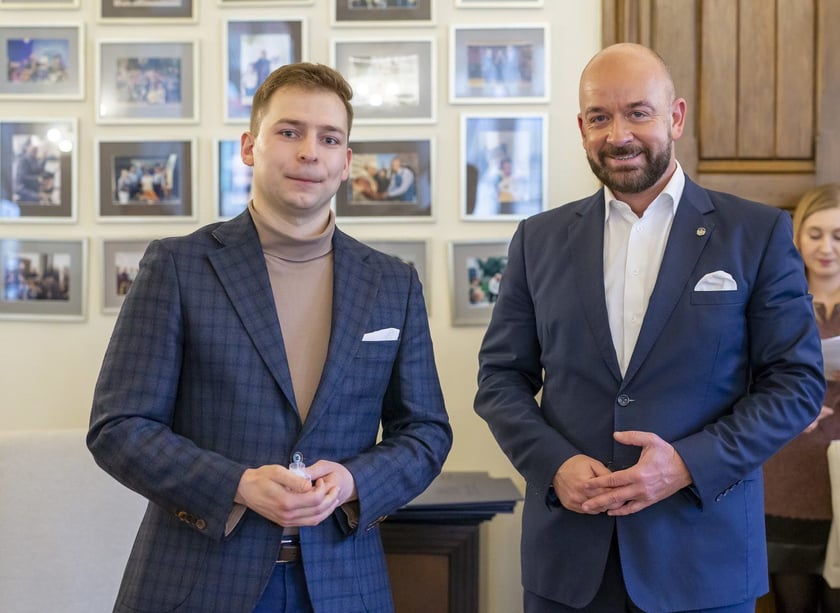 Jacek Sutryk, prezydent Wrocławia wręczył dyplomy doktorantom, laureatom Studenckiego Programu Stypendialnego