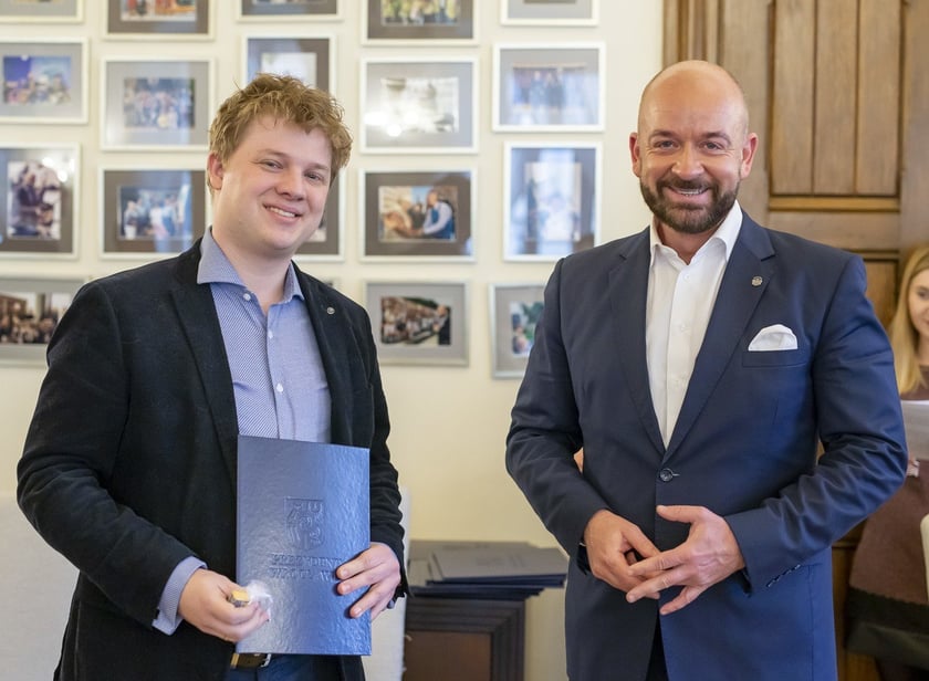 Jacek Sutryk, prezydent Wrocławia wręczył dyplomy doktorantom, laureatom Studenckiego Programu Stypendialnego