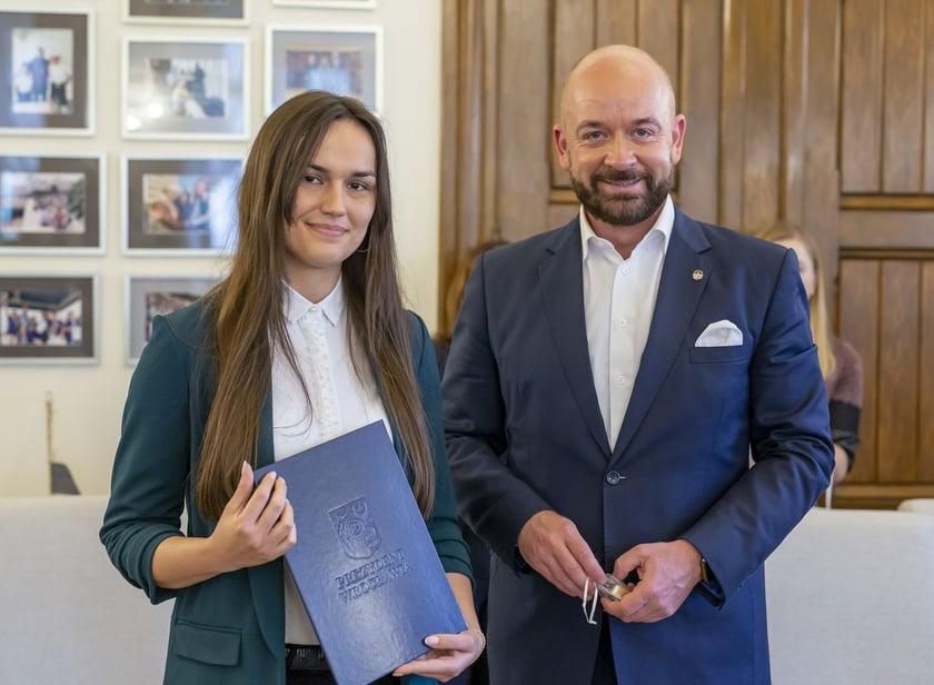 Jacek Sutryk, prezydent Wrocławia wręczył dyplomy doktorantom, laureatom Studenckiego Programu Stypendialnego
