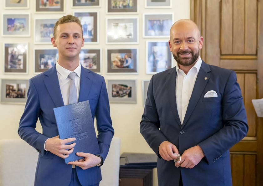 Jacek Sutryk, prezydent Wrocławia wręczył dyplomy doktorantom, laureatom Studenckiego Programu Stypendialnego