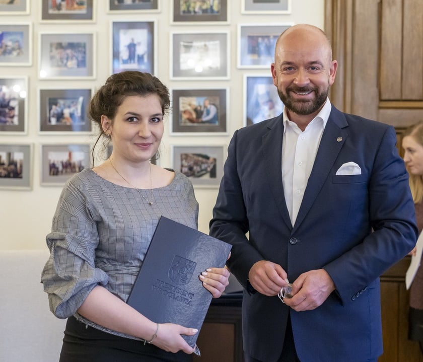 Jacek Sutryk, prezydent Wrocławia wręczył dyplomy doktorantom, laureatom Studenckiego Programu Stypendialnego