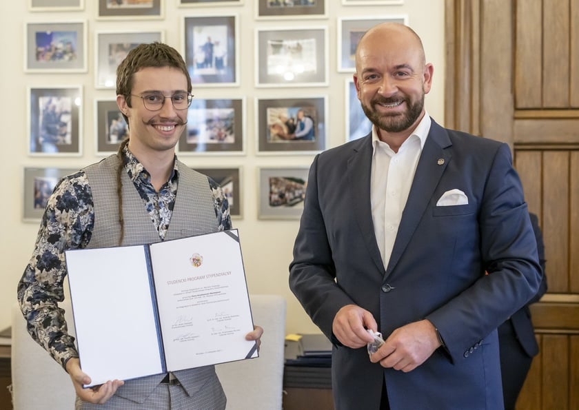 Jacek Sutryk, prezydent Wrocławia wręczył dyplomy doktorantom, laureatom Studenckiego Programu Stypendialnego
