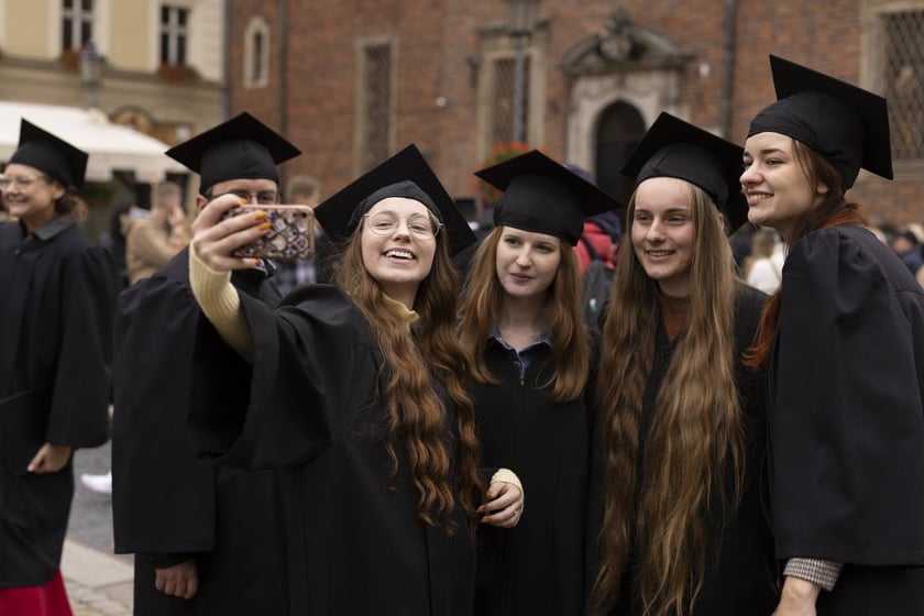 Uroczysta inauguracja roku akademickiego 2022 w Auli Leopoldyńskiej i Gaudeamus igitur na wrocławskim Rynku
