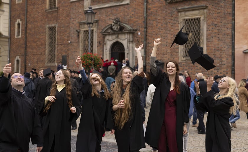 Uroczysta inauguracja roku akademickiego 2022 w Auli Leopoldyńskiej i Gaudeamus igitur na wrocławskim Rynku