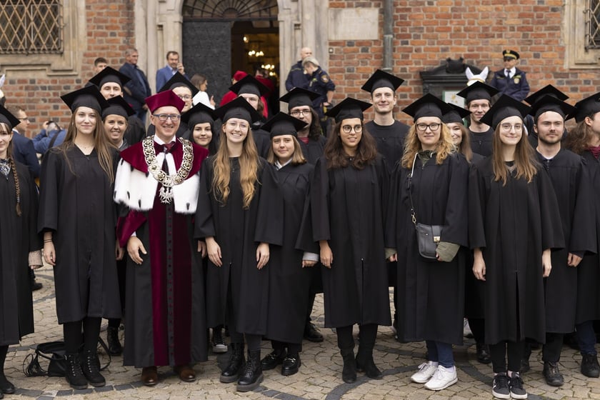 Uroczysta inauguracja roku akademickiego 2022 w Auli Leopoldyńskiej i Gaudeamus igitur na wrocławskim Rynku