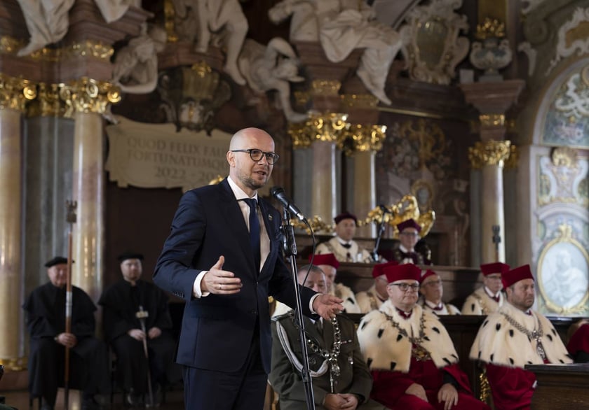 Uroczysta inauguracja roku akademickiego 2022 w Auli Leopoldyńskiej i Gaudeamus igitur na wrocławskim Rynku