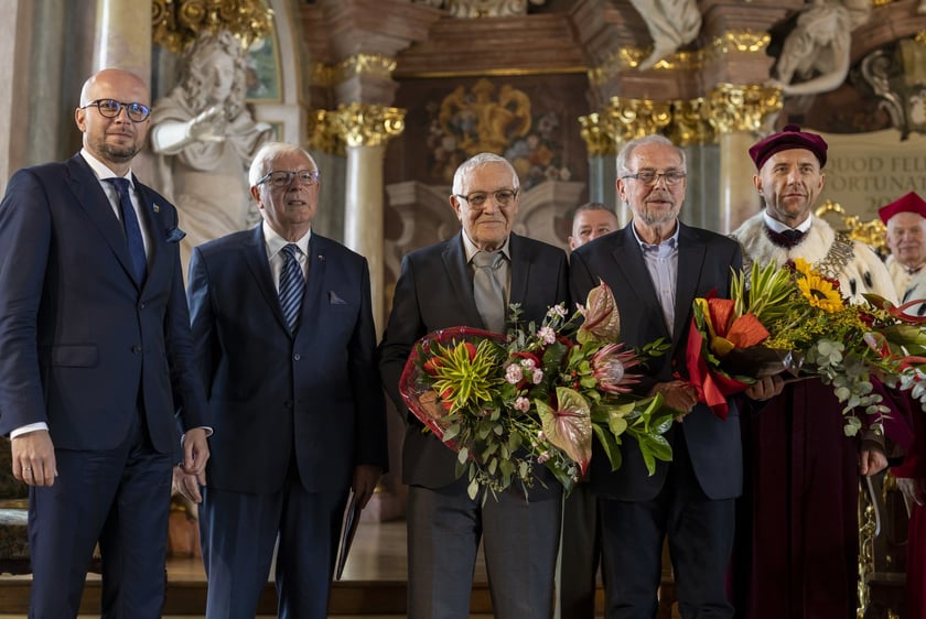 Uroczysta inauguracja roku akademickiego 2022 w Auli Leopoldyńskiej i Gaudeamus igitur na wrocławskim Rynku