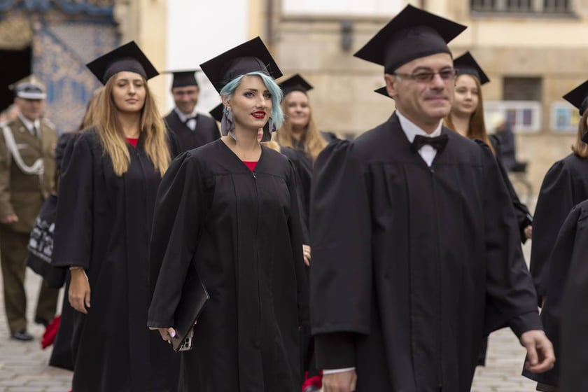Uroczysta inauguracja roku akademickiego 2022 w Auli Leopoldyńskiej i Gaudeamus igitur na wrocławskim Rynku