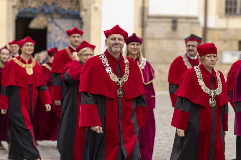 Uroczysta inauguracja roku akademickiego 2022 w Auli Leopoldyńskiej i Gaudeamus igitur na wrocławskim Rynku