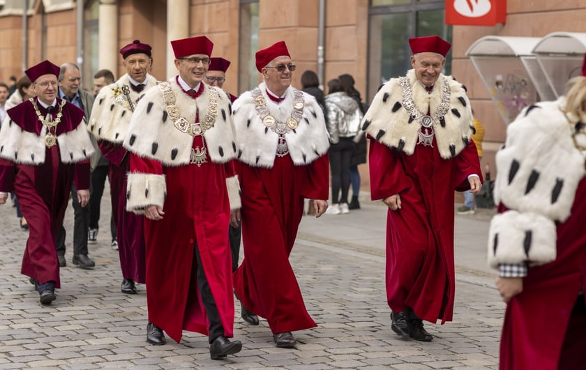 Uroczysta inauguracja roku akademickiego 2022 w Auli Leopoldyńskiej i Gaudeamus igitur na wrocławskim Rynku