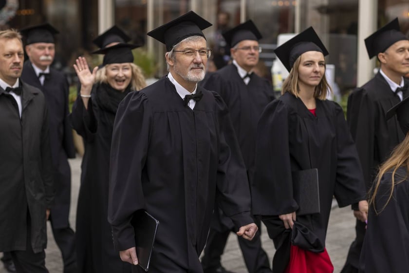Uroczysta inauguracja roku akademickiego 2022 w Auli Leopoldyńskiej i Gaudeamus igitur na wrocławskim Rynku